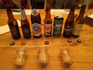 Barril con varias cervezas preparadas para la cata.